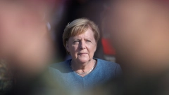 RUČNO PRAVLJENI MEDVEDIĆI U ČAST ANGELE MERKEL Koštaju 180 evra, likom podsećaju na nemačku kancelarku, a prodati su brzinom svetlosti