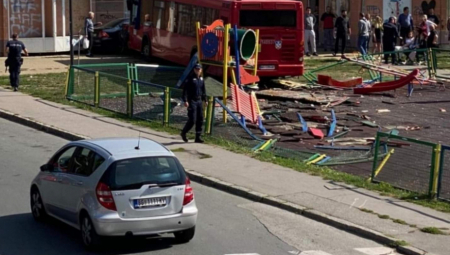 DETALJI NESREĆE U ZEMUNU Pokrenuta je hitna potraga za vozačem! Među povređenima i DECA (FOTO SA LICA MESTA)