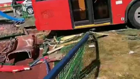 VOZAČ NIJE POBEGAO Evo šta se dogodilo posle nesreće u Zemunu!