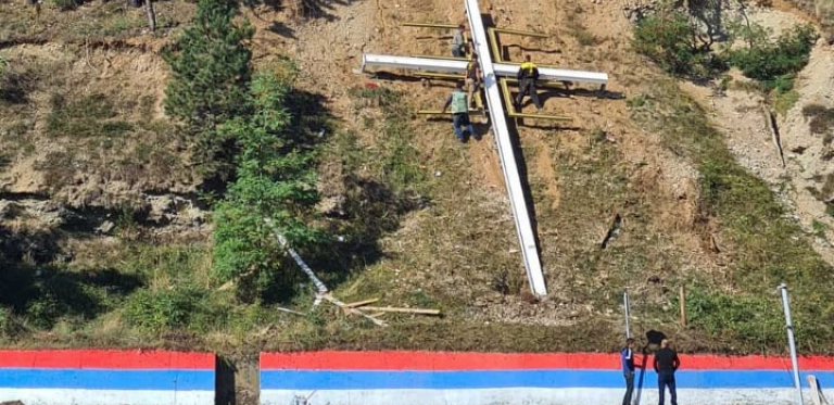 BERANE DOSTOJNO DOČEKUJE PATRIJARHA Krst na brdu i najveća trobojka u slobodnoj Crnoj Gori, simbol večne borbe protiv zla (FOTO)