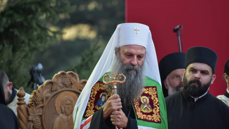 PORFIRIJE POSLAO VAŽNU PORUKU VERNICIMA Prisetio se i reči patrijarha Pavla: Moramo se boriti ljubavlju! (VIDEO)