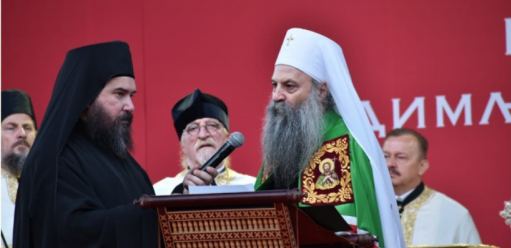 EPISKOP METODIJE JE DOSTOJAN Prelepe scene u Beranama: Srbi se vesele, trobojke se vijore, baklje osvetlele nebo (FOTO/VIDEO)