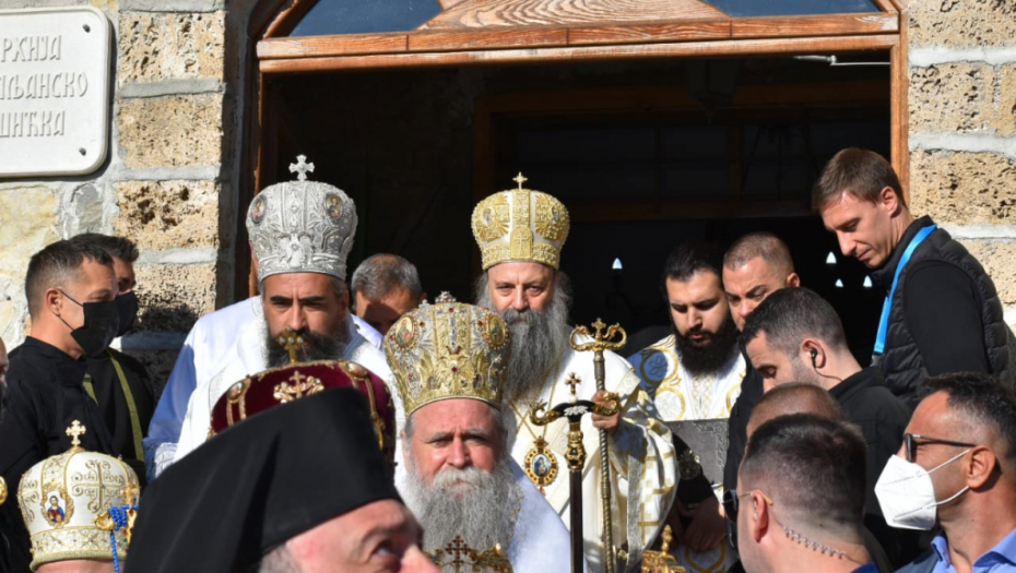 PATRIJARH PORFIRIJE NAKON USTOLIČENJA Crkva nije od ovoga sveta, ali jeste u ovome svetu, zato ovaj svet bez crkve ne postoji, odnosno nema smisla