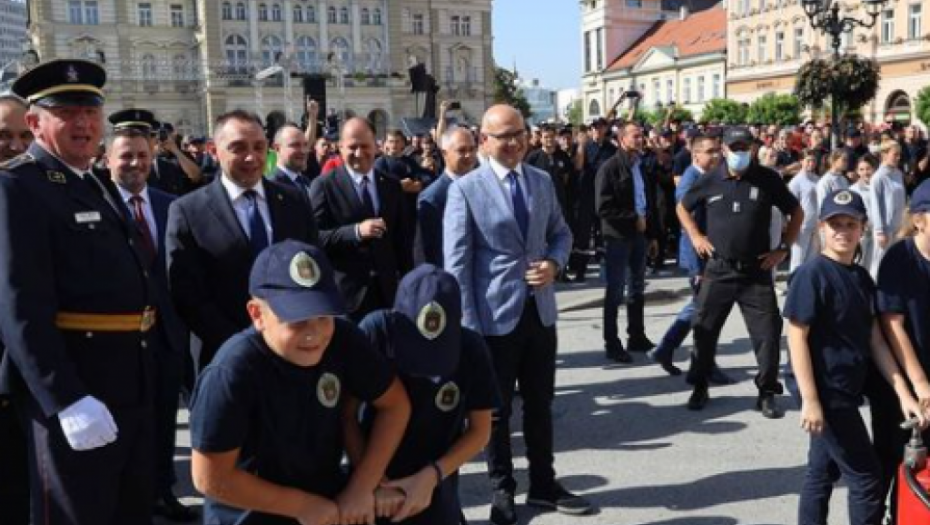 Vulinu uručen Počasni vatrogasni krst u Novom Sadu! (FOTO)
