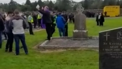 HAOS NA GROBLJU Ispao im kovčeg, pop pokušavao da zaustavi ludilo, petoro ljudi povređeno (VIDEO)