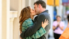 DŽENIFER LOPEZ I BEN AFLEK "ZAUSTAVILI SAOBRAĆAJ": Svi su u čudu gledali šta rade, a ovaj detalj nikome nije promakao