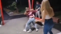 (UZNEMIRUJUĆI VIDEO) Užas u Smederevskoj Palanci, krvava tuča devojčica! Okupljena deca snimaju i navijaju!