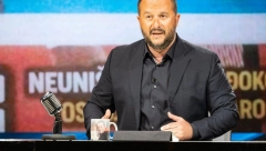 IZGLEDA KAO PRAVA DAMA! Voditelj proslavio ćerki 1. rođendan i konačno pokazao ženu! (FOTO)