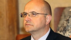 BORA NOVAKOVIĆ DEVET GODINA PRIMA PLATU, A NE DOLAZI NA POSAO Od 2012. nije viđen na radnom mestu, "zaradio" osam i po miliona dinara na grbači naroda