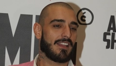 DARKO LAZIĆ SA PORODICOM OBELEŽIO SLAVU Pevačeva majka ne skida osmeh sa lica, tu je i devojka, a jedan detalj je sve oduševio (FOTO)