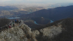 JEDAN OD NAJLEPŠIH VIDIKOVACA U SRBIJI Na Kablar turisti dolaze u kolonama, kapaciteti se proširuju