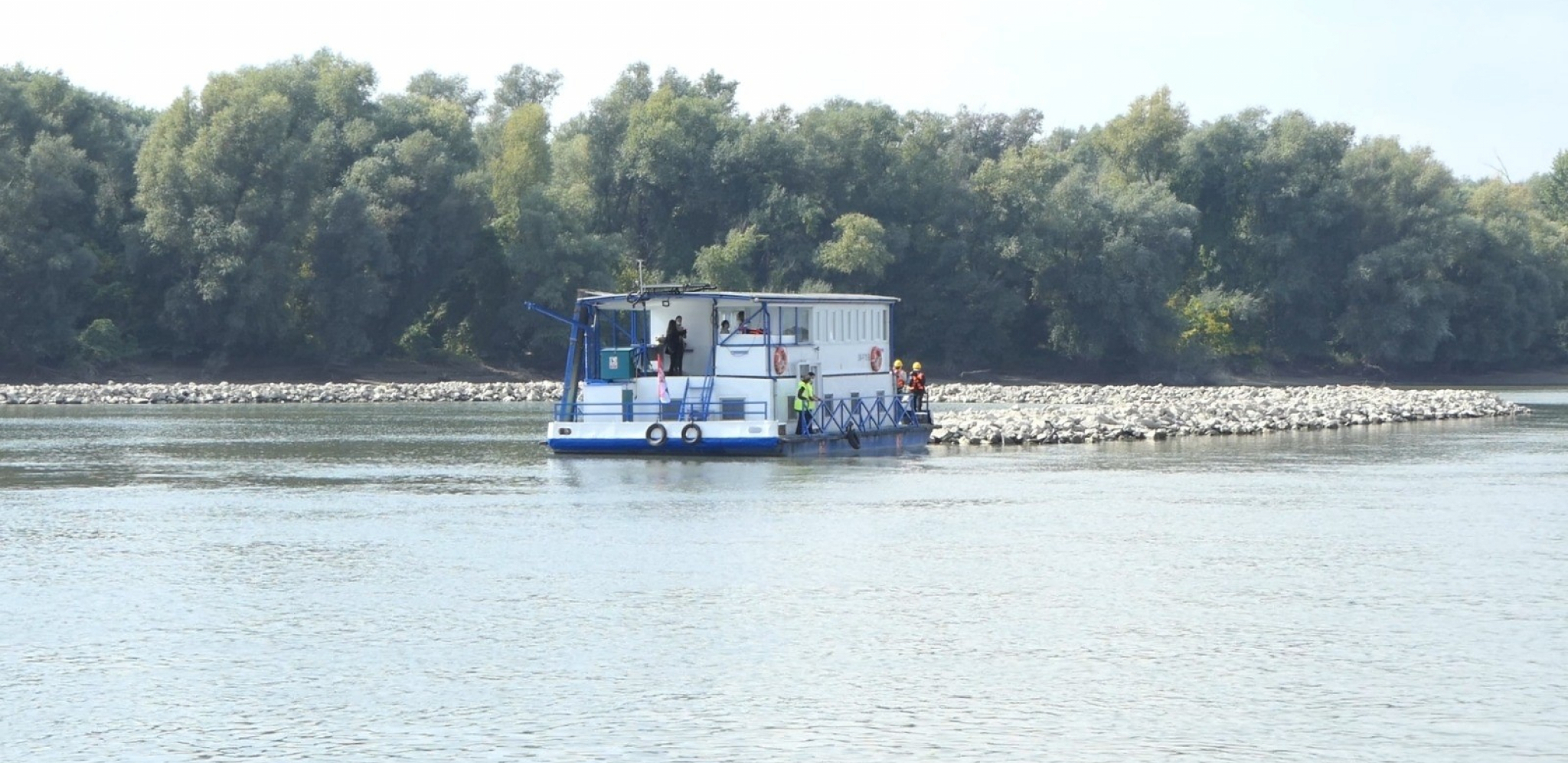 NA DUNAVU VETAR OBUSTAVIO PLOVIDBU Brodovi usidreni kod Kostolca