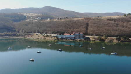 NAPUŠTAJU STALNE POSLOVE I OKREĆU SE TURIZMU: Privatni biznis cveta na Zlataru, sve što se ponudi to se i proda (FOTO)