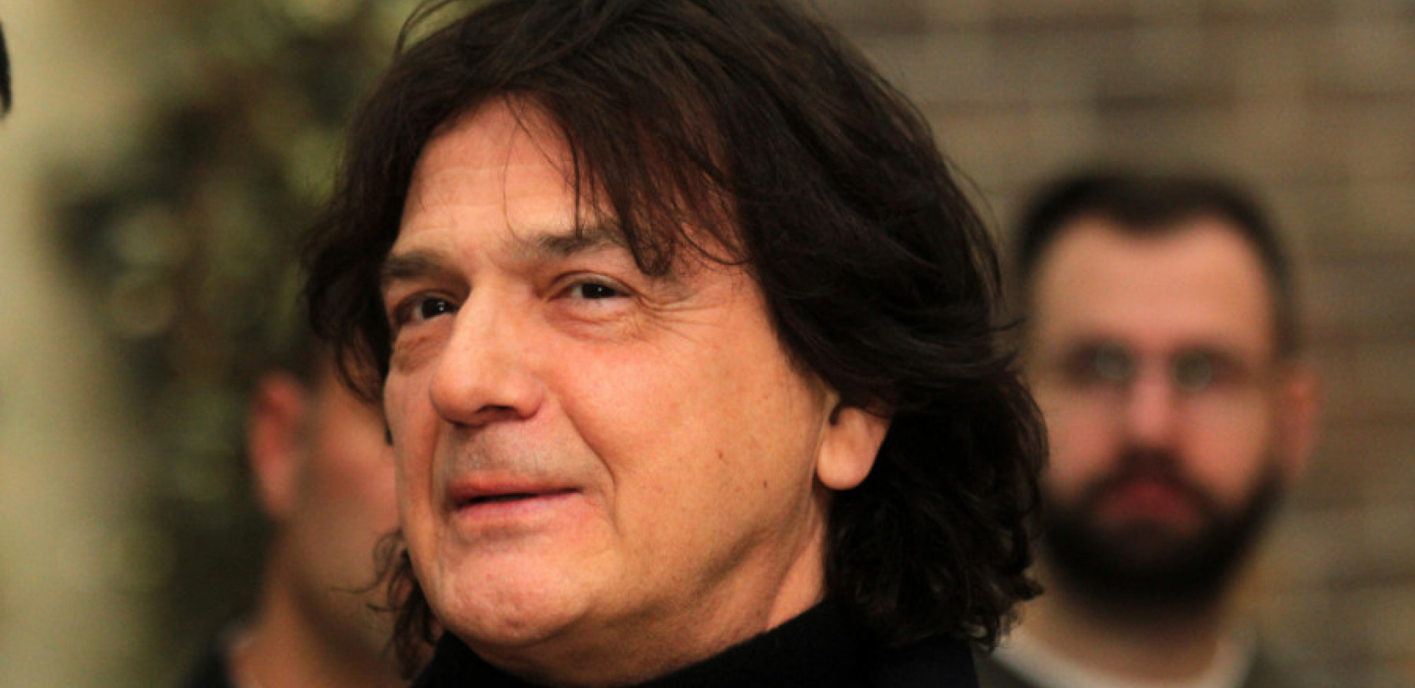 OVAJ ŠARMANTNI MUŠKARAC JE BRAT NAŠEG POZNATOG PEVAČA Žene uzdišu za njim, a dosta liči na Zdravka Čolića (FOTO)