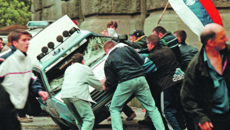 OTPORAŠI TRAŽE NOVI PETI OKTOBAR Hoće haos i paljenje Skupštine