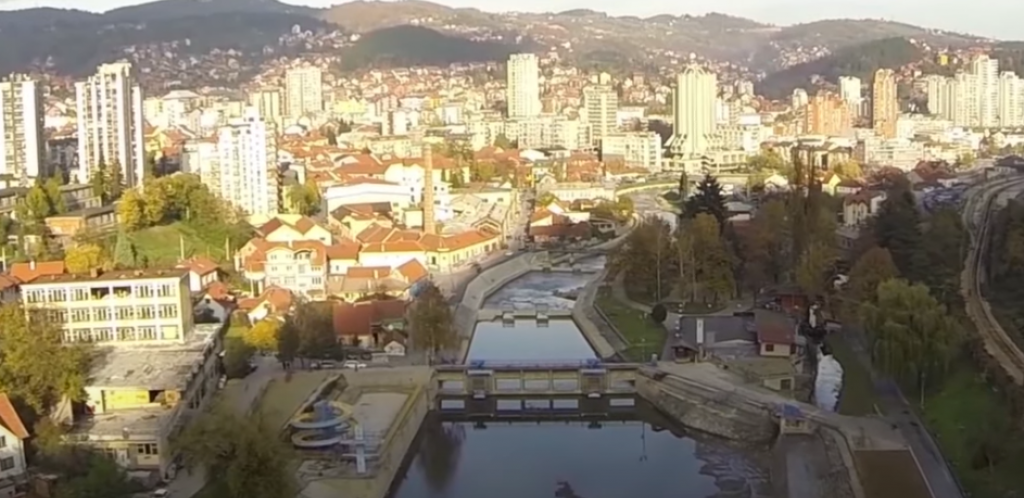 MANIJAK SA KAPULJAČOM ISKAČE IZ MRAKA I NAPADA Užičanke u strahu, policija povećala broj patrola!