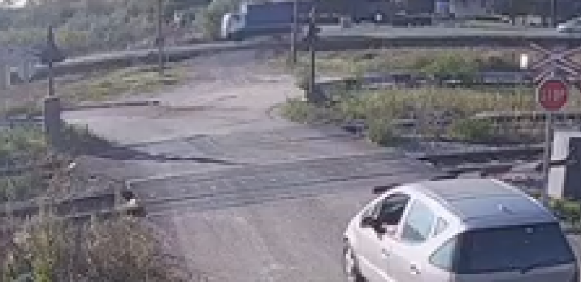 ZA DLAKU IZBEGAO SMRT Vozač krenuo preko pruge, a onda je naišao voz! (VIDEO)
