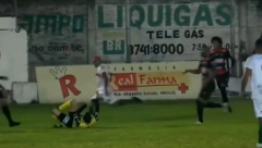STRAVIČNE SCENE Igrača gone zbog pokušaja ubistva sudije! (VIDEO)