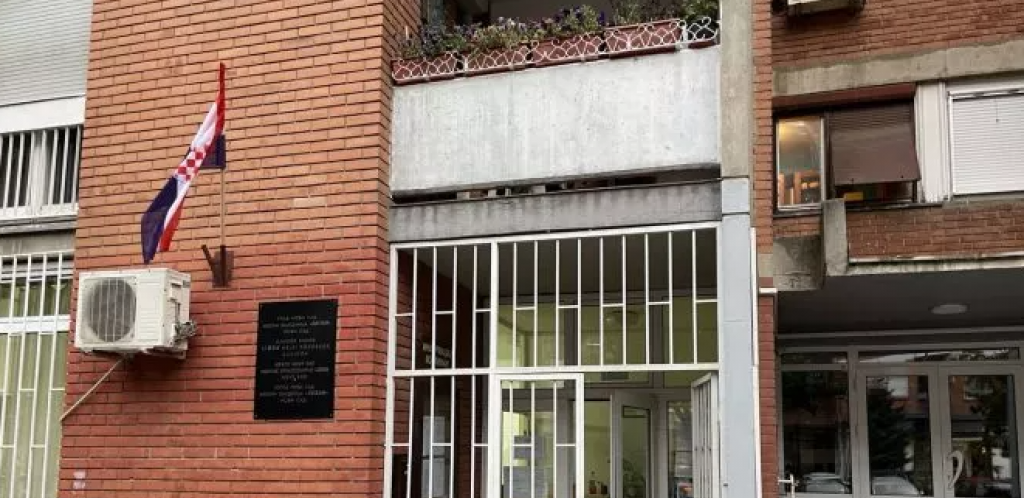 SKANADAL U NOVOM SADU Đilasovci okačili hrvatsku zastavu umesto srpske ispred Mesne zajednice!