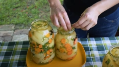 ZBOG ČEGA SE ZIMNICA KVARI? Ove tri greške gotovo sve domaćice prave!