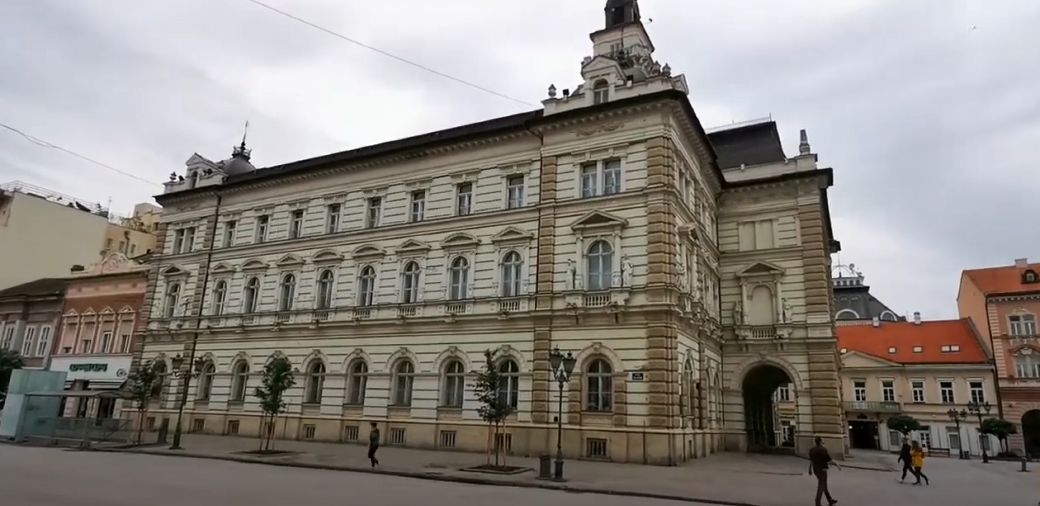 SRAMNO! LAŽNI EKOLOZI UHVAĆENI NA DELU Oskrnavili Gradsku kuću u Novom Sadu staru 125 godina!
