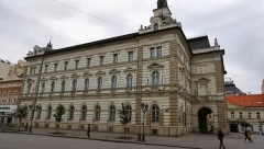 SRAMNO! LAŽNI EKOLOZI UHVAĆENI NA DELU Oskrnavili Gradsku kuću u Novom Sadu staru 125 godina!