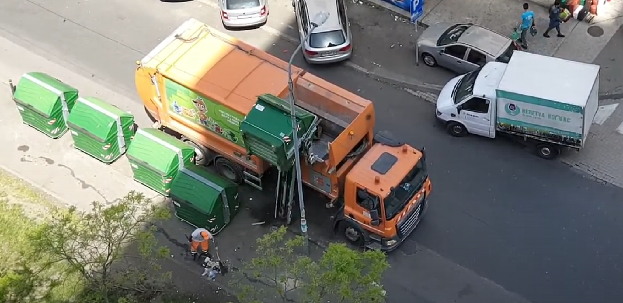 NAPAD NA KAMION JKP "GRADSKA ČISTOĆA" Nepoznato lice palicom nalik na čekić demoliralo retrovizor
