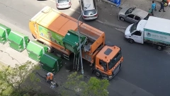 NAPAD NA KAMION JKP "GRADSKA ČISTOĆA" Nepoznato lice palicom nalik na čekić demoliralo retrovizor