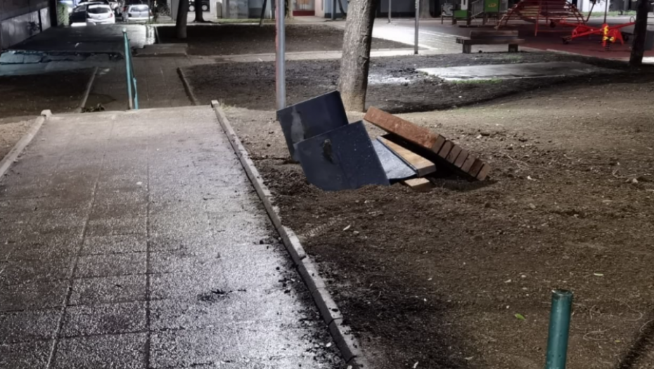 HAOS NA ZVEZDARI Bahati vozač autom uništio deo parkića (FOTO)