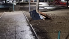 HAOS NA ZVEZDARI Bahati vozač autom uništio deo parkića (FOTO)