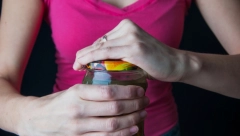 UKOLIKO SE MUČITE DA OTVORITE TEGLU Evo kako da rešite ovaj problem