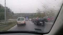 TEŠKA NESREĆA NA AUTO PUTU Četvoro mladih ozbiljno povređeno