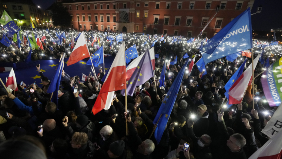 PODRŠKA EVROPSKOJ UNIJI Više od 100.000 Poljaka na demonstracijama širom zemlje