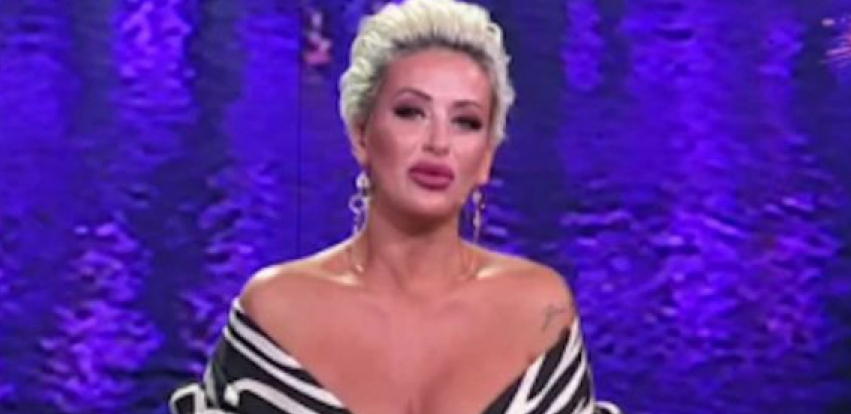 BOMBASTIČNA! Dušica istakla izvajane noge, a haljina ne može biti  kraća!