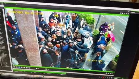 ĐILASOVI HULIGANI BLOKIRALI ULAZ U SKUPŠTINU GRADA Ne dozvoljavaju građanima ulaz na sednicu Komisije za planove