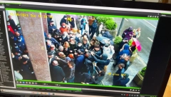 ĐILASOVI HULIGANI BLOKIRALI ULAZ U SKUPŠTINU GRADA Ne dozvoljavaju građanima ulaz na sednicu Komisije za planove