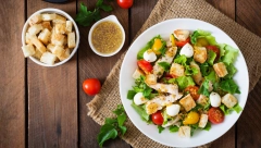 BOGATA GRČKA OBROK SALATA SA SARDINAMA  Zasitiće vas i rashladiti
