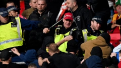 MAĐARI IZBACILI ENGLESKE POLICAJCE SA STADIONA! Opšta tuča na Vembliju, čuvari reda izvukli "deblji kraj"! (VIDEO)