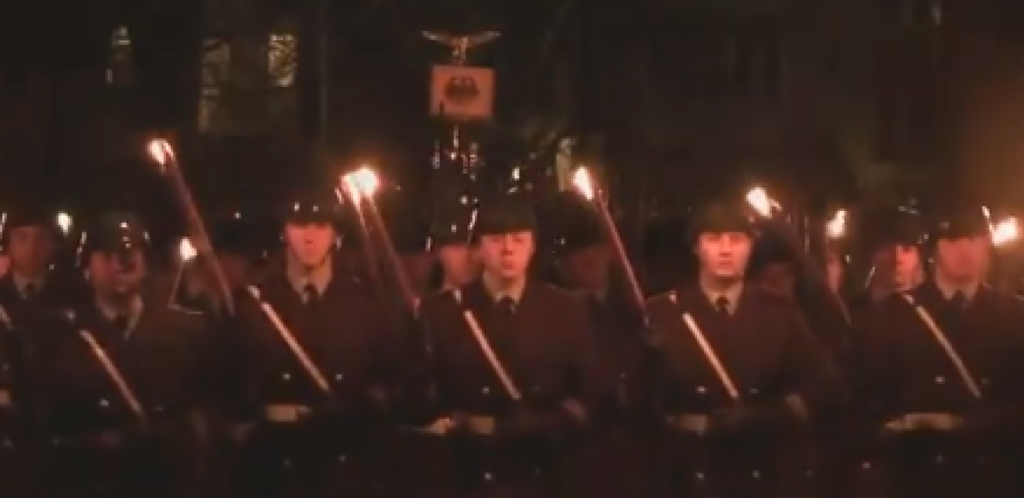 MARŠIRALI U NACISTIČKIM UNIFORMAMA Meštani ozlojeđeni prizorom na poznatom festivalu, morala da interveniše policija