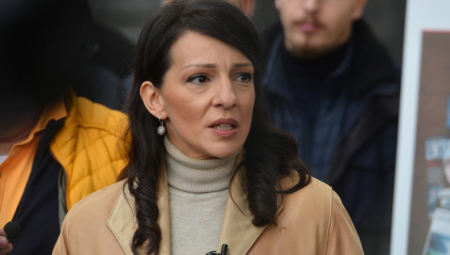 MARINIKA TEPIĆ I PRAĆKA Epski spektakl u režiji Dragana Đilasa: Spašavanje drogiranih kokoški