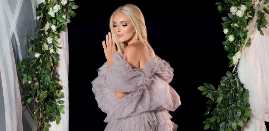 DEKOLTE DO PUPKA! Nikolina Kovač došla u emisiju u izazovnom izdanju, svi gledaju u njene grudi!