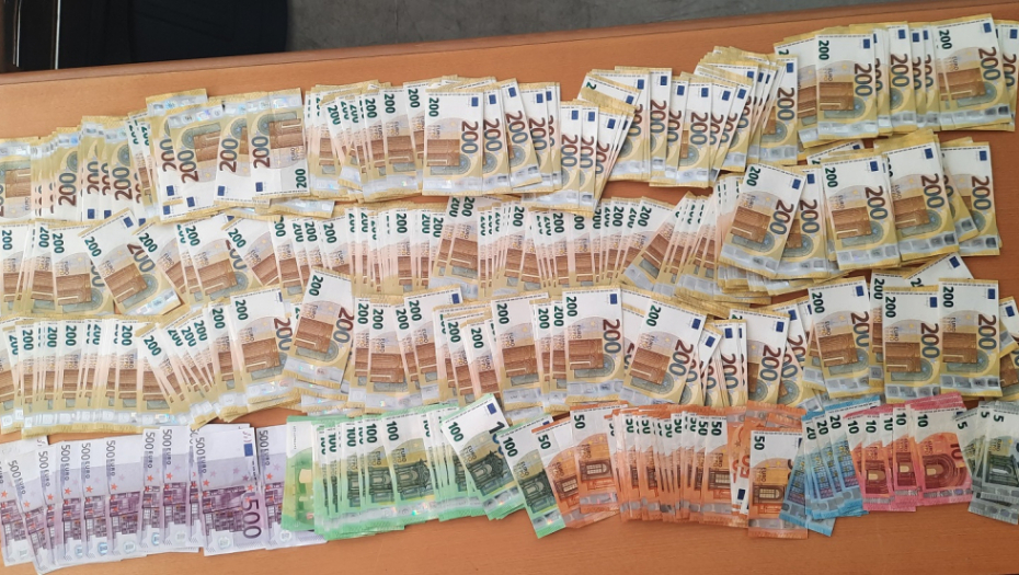 U NESESERU KRILI NEPRIJAVLJENI NOVAC Carinici na Horgošu otkrili 160.000 evra