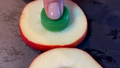 ČEP OD FLAŠE NA JABUKU JE OBAVEZAN Jednostavan RECEPT za JESENJU kraljicu deserta! (VIDEO)