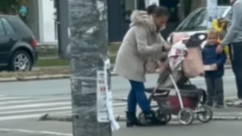 STRAVIČAN SNIMAK IZ NOVOG SADA Žena brutalno šamara bebu u kolicima, ljudi ne reaguju (VIDEO)
