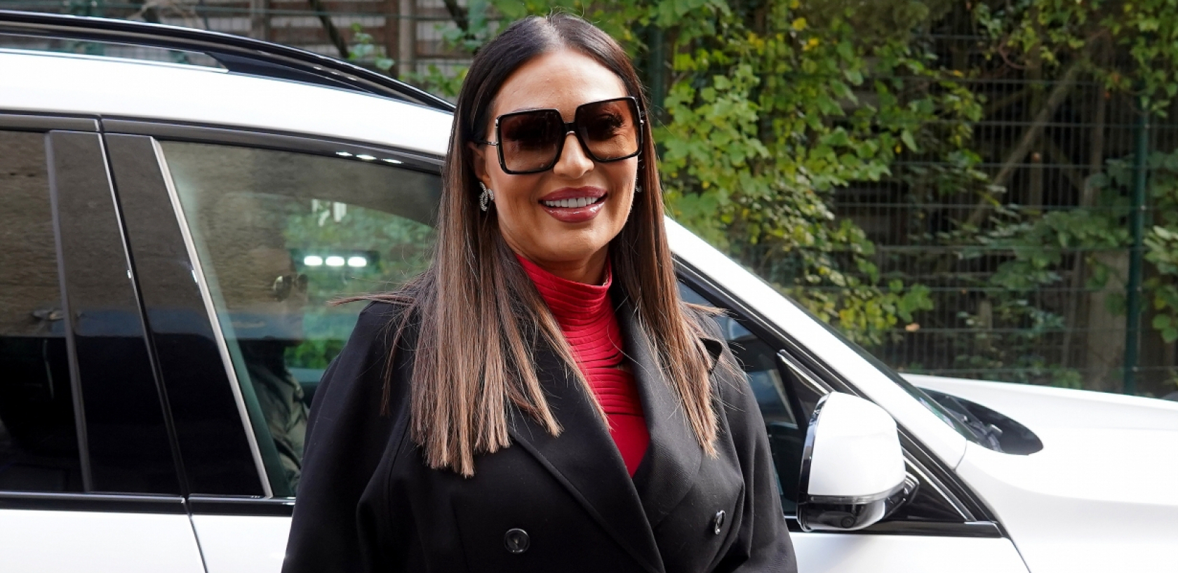 CECA U  KOŽNOM MINIĆU Na novom snimanju Zvezda Granda, folk diva zavodi u crnoj kombinaciji, a jedan detalj je svima zapao za oko