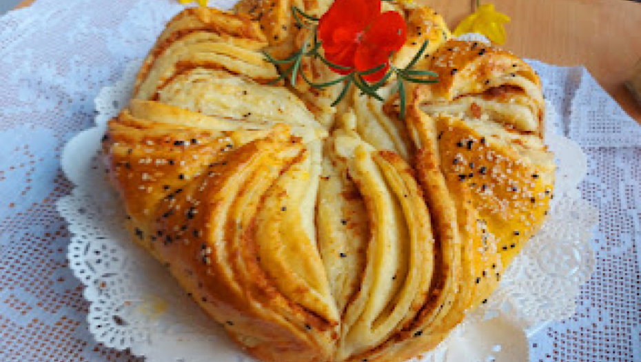 FANTASTIČNA DOMAĆA POGAČA Lisnata pita sa čvarcima, mekana kao morska pena (VIDEO)