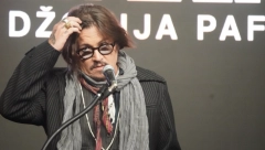 FANOVI ZABRINUTI ZA DEPOVO ZDRAVLJE Nastala je prava panika kada je Džoni viđen da hoda pomoću pomagala