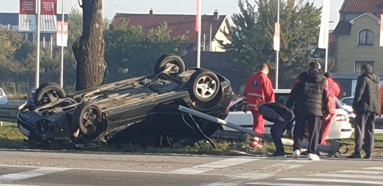 HAVARIJA U ZEMUNU Auto završio na krovu: Hitna pomoć i očevici pohitali da pomognu (FOTO)
