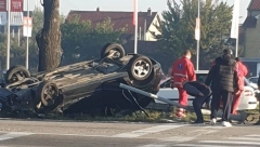 HAVARIJA U ZEMUNU Auto završio na krovu: Hitna pomoć i očevici pohitali da pomognu (FOTO)