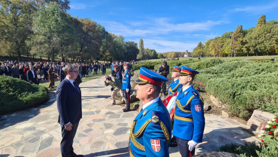"Bilo je to u nekoj zemlji seljaka na brdovitom Balkanu": Vučić nakon molebana podelio potresne stihove "Krvave bajke" (FOTO)